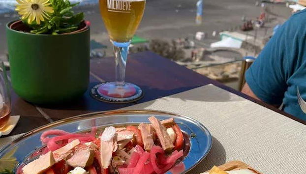 Teremos um jantar delicioso com vista para o mar