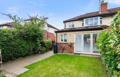 Pass The Keys Picture Perfect Haven in Didsbury Village - Free Parking & EV Station - Photo 53