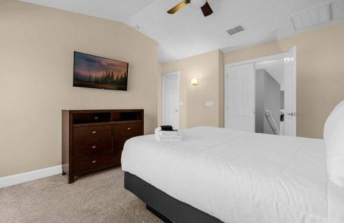 Vibrant 4BR Family Townhome 1 mile from Disney World and Disney Springs - Photo 30