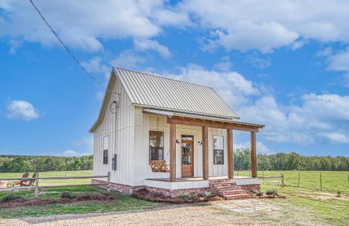 4-Acre Plot Farmhouse-Chic Retreat in Forest! - Foto 23
