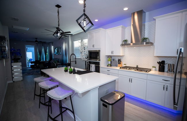 Brand New Modern Pet Friendly Zen Home W/ Private Home Theater & Hot Tub! 2 Bedroom Home by RedAwning - Photo 11