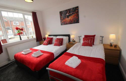 High Street House Thurnscoe by Smart Corporate Stays - Photo 1