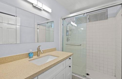 Stylish Home w Full Kitchen Garage Backyard - Foto 13