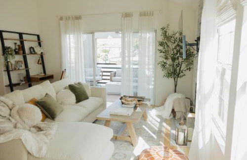 Stylish PB Townhome, Walk to Bay, and Balcony - Foto 2