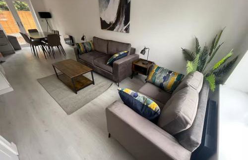 3 Bedroom New House Sleeps 5 with FREE Parking&WiFi -C - Foto 3