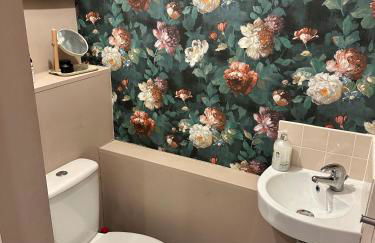 Cozy Four-Bedroom Home with Hot Tub, Garden, CONTRACTORS WELCOME - Close to Shops, Restaurants, Hospital and Park - Photo 36