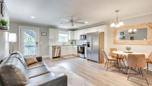 Walk to Main St and River Downtown Helen Condo - Foto 1