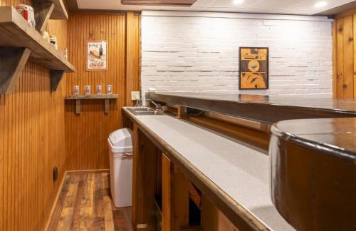 Luxury Lake House w Dock & Game Room - Photo 35