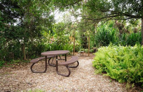 1mi to Beach Jungle Bungalow 1 acre with Pool - Foto 6