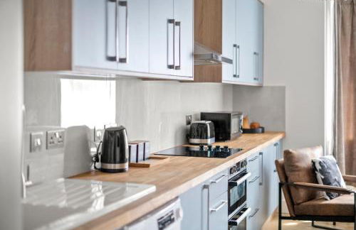 Stylish Flat I Sleeps 6 I With Parking - Photo 17