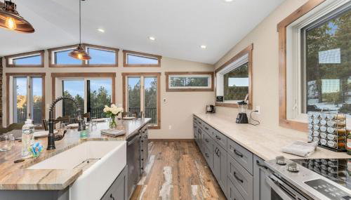 The Pine Getaway on 60 Acres with Hot Tub - Foto 3