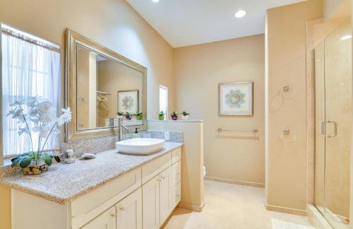 Upscale Henderson Hideaway with Private Patio! - Foto 17