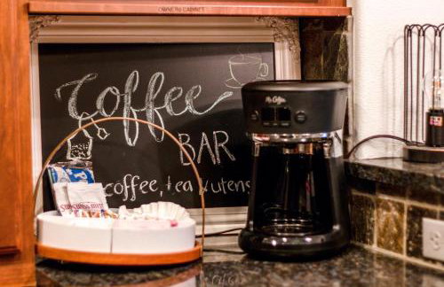 Modern Riverstone Condo with Grand Deck - Steps to Shops, Restaurants, Trails and River - Foto 6