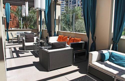 Stylish 2 Bed 2.5 Bath Condo Near Beverly Hills. - Photo 27