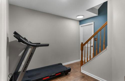 5 BedRooms Family retreat with GameRoom Near DC & Qunatico - Photo 18