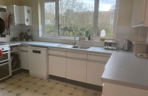 Spacious 4 Bed House Ideal for Races - Photo 24