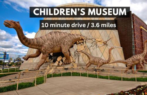 Downtown Contemporary High-Rise with Pool & Gym - Foto 28