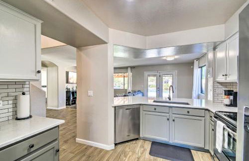 1 Mi to Surprise Stadium! Desert Poolside Oasis - Foto 8