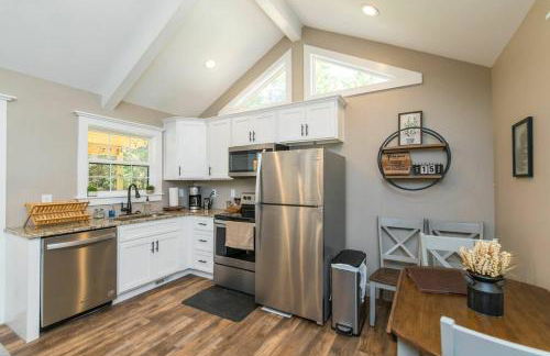 Soul Sister- Creek View, WiFi, Firepit, WiFi, Hiking, 4 mins to Natural Bridge - Foto 9