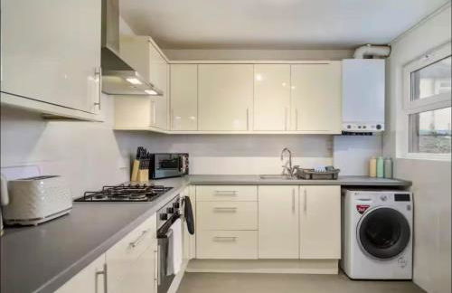 The Red Retreat, 7 Beds, Garden, Free Parking, Contractors, Fast Wifi, Smart TV - Foto 5