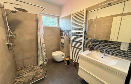 110qm- 4 Rooms - free private parking- free fast WIFI - Kitchen - near Wood- A Part Time Home - Foto 18