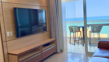 VISTA MAR DESLUMBRANTE, apto novo e moderno, a uma quadra da praia, prédio com piscina, quartos com ar condicionado, roupas de cama e banho, redes de proteção, TV 65, Wi Fi, Sky, cadeiras de praia, churrasqueira elétrica, portaria 24 horas e 2 garagens - Foto 3