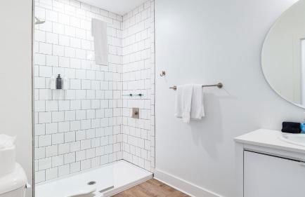 Dual Bachelor Pads w/ Rooftop Lounge & Games Sleeps 26 5 Min to Broadway - Foto 75