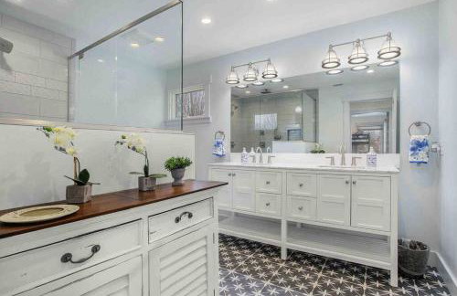 Cheerful Sister Lakes 4 BDR Lake Hse w/ Hot tub. - Foto 5