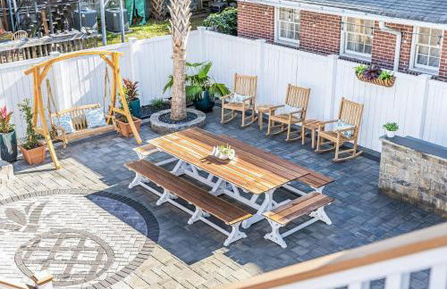 Charming Secluded Courtyard - 1 BLOCK TO KING - Foto 21