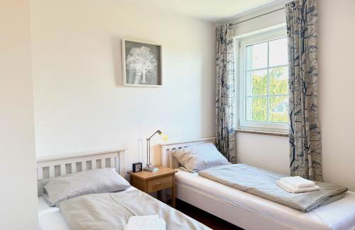 Ferienwohnung Residenz am See - exklusive Wohnung in erster Reihe mit Balkon und Seeblick - Photo 13