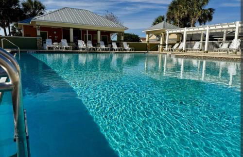 Cozy Oasis in Prime Location with Sunset Lake View, Golf Cart and Bathtub - Foto 45