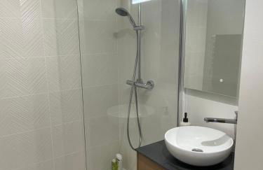 T2 design & cosy avec vue château, Centre et gare à pied, Parking gratuit - Foto 2