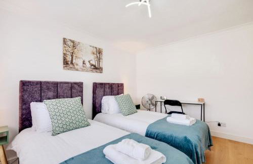 Luxury 5 BDR 2 BA House with Parking in Sandhurst By 360Stays - Photo 39