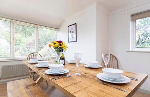 Hot Tub Free Parking 5 Bedroom Large Space - Photo 11