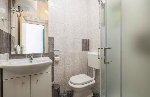 Beautiful Apartment In Lukovo Sugarje - Photo 7