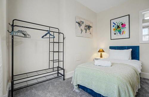 Countess House, Northampton - Stylish Modern 2-Bedroom House with Garden - Free Parking - Foto 24