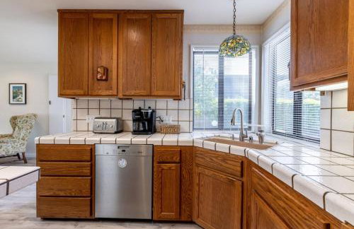 Quaint and Charming 4BR Tranquil Palo Alto Retreat - Photo 13