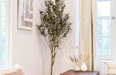 Modern 2-Bedroom Gem Close to Beverly Hills - DOH2 - Photo 9