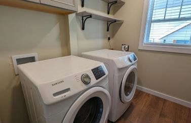 Luxurious Lake Retreat with Hot Tub and Walk to Beach - Foto 4