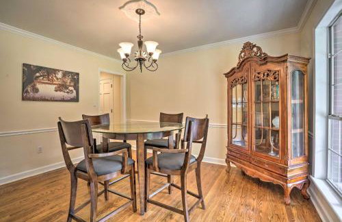 Pet-Friendly Suburban Escape with Deck and Grill! - Foto 11