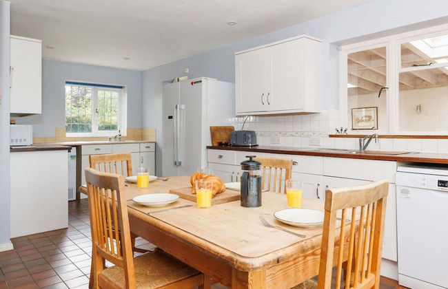 Charming Beach Getaway - Spacious 4BR Sunny Garden - Foto 8