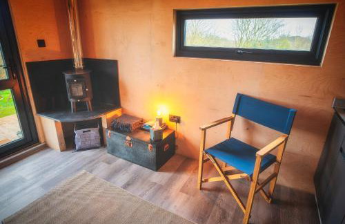 Luxury Glamping Cabin with Outdoor Bath on Cornish Meadow - Photo 22