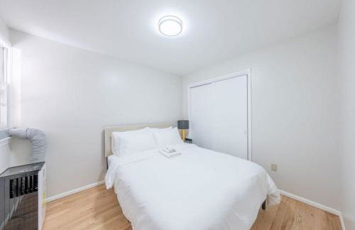Modern 2BR 8 mins to Penn Station with WiFi and Laundry - Foto 16