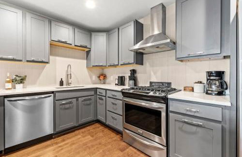 Mid-century home in Zilker with a backyard - Foto 12