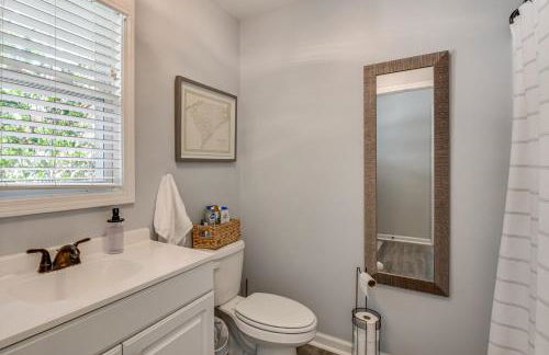 Waterfront Townville Home with Hot Tub and Dock! - Foto 19