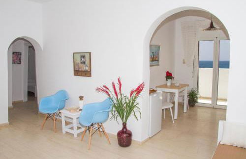 white house by the sea - Photo 31