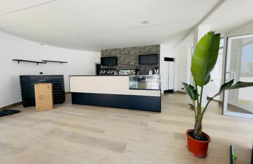 Demetra Seafront Apartment - Parking & Pool - Foto 30