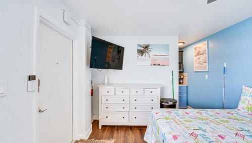 Beachfront Studio with Community Indoor Pool! - Foto 5