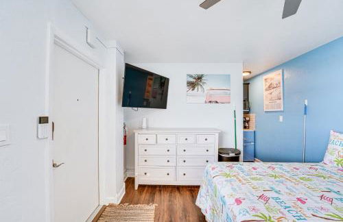 Beachfront Studio with Community Indoor Pool! - Foto 5