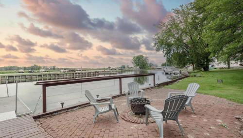 Waterfront Home with Dock Sleeps 8 - Foto 5